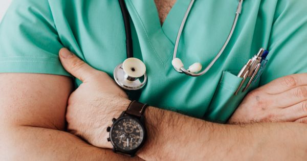 Modificari la Legea asistentilor medicali si moaselor: conditii pentru exercitarea profesiei in regim independent