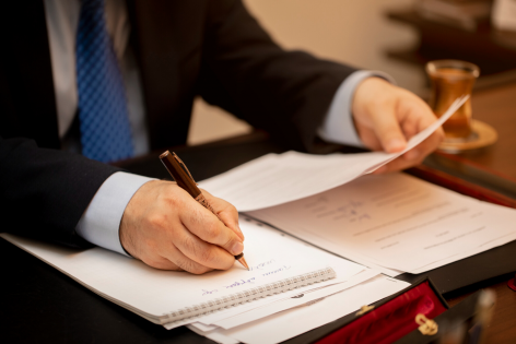 Dreptul la avocat: cand si cum devine asistenta juridica obligatorie