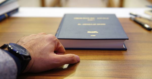 O noua lege: avocatii condamnati definitiv vor fi exclusi din profesie