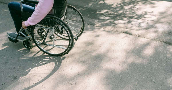 Persoanele cu dizabilitati vor primi Card electronic de carburant de pana la 1.500 de lei/an