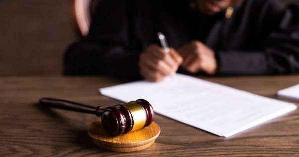 Lege noua: Judecatorii nu vor mai putea reduce DIN OFICIU cheltuielile de judecata constand in onorariile avocatiale
