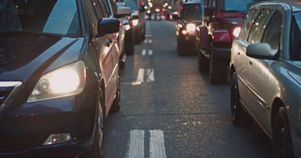 Atentie, soferi! Reguli noi in Codul rutier: faza scurta, obligatorie pe toate drumurile publice din Romania