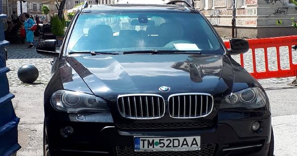 Un primar vinde un BMW X5 full option, dupa ce l-a dat afara pe directorul care conducea masina