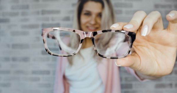 Obligativitatea decontarii ochelarilor pentru angajati. Se aplica si in cazul ochelarilor cu lentile de protectie?