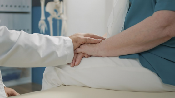 Modificare importanta in legislatia concediilor: Zile libere platite pentru insotirea pacientilor cu cancer inclusiv la investigatii