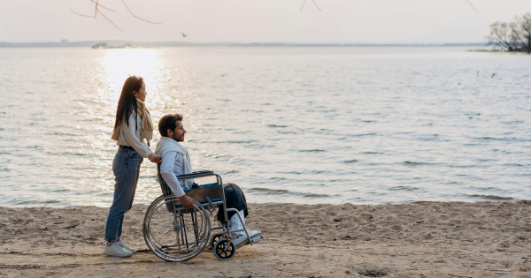 Rampe cu fotolii flotabile si sezlonguri speciale pe plaja pentru persoanele cu dizabilitati