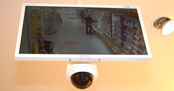 8.000 de euro amenda dupa ce imagini de pe camerele de supraveghere, filmate de un angajat cu telefonul, au ajuns pe Internet