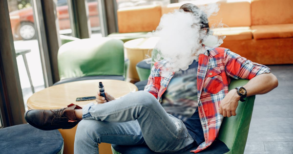 Adio vaping la terase si in restaurante? LEGEA care schimba regulile pentru fumatorii de tigari electronice